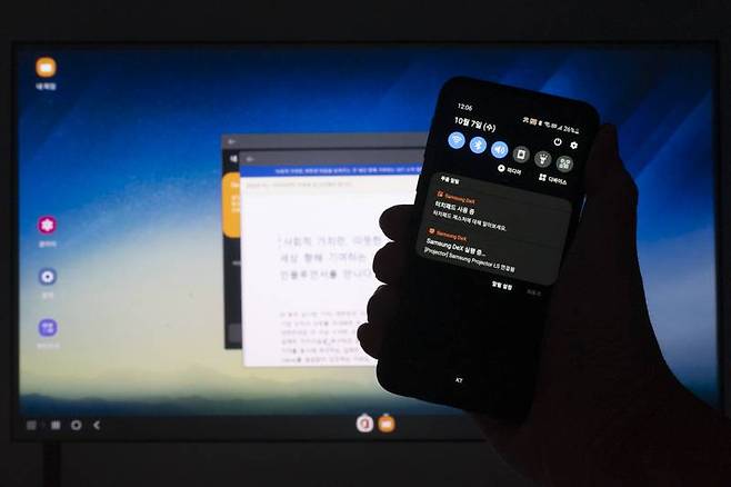 삼성 덱스를 활용해 더 프리미어를 데스크톱 모드로 활용하는 예시. 출처=IT동아