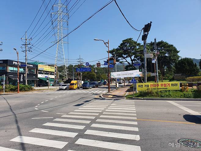 하남 교산지구 내 사거리. 교차로와 건물 옥상마다 토지보상에 대한 반발과 요구사항 등이 적힌 플래카드가 나부껴 사업이 임박한 분위기를 자아내고 있다.[이민경 기자]