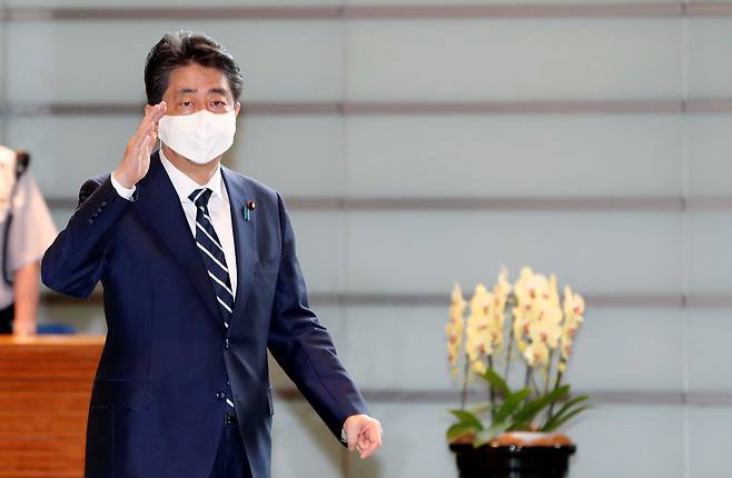 지난달 14일 아베 신조 당시 일본 총리가 관저로 출근하며 인사하는 모습. /연합뉴스