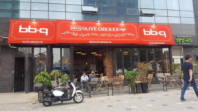 현재의 BHC치킨 삼성점 자리에는 2017년까지 BBQ봉은사역점이 위치했다.