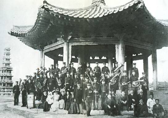 서울 종로구 탑골공원은 대한제국기에 문을 연 우리나라 1호 공원이다. 한 가운데 팔각정은 처음 이왕직 소속  군악대의 연주장소로 지어졌지만 지금은 노인들의 쉼터가 됐다. 사진은  1906년 팔각정에서 찍은 군악대 단체사진.  김해경 교수 제공