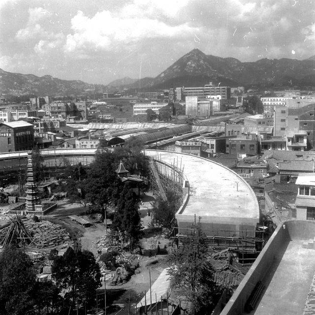탑골공원에 면해 아케이드가  조성된 1967년 전경.  김해경 교수 제공