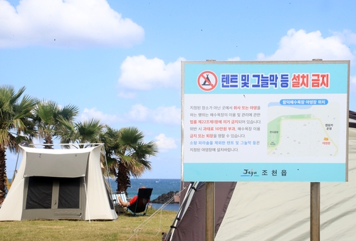 7일 제주시 조천읍 함덕해수욕장에 무단 설치된 텐트 [촬영 백나용]