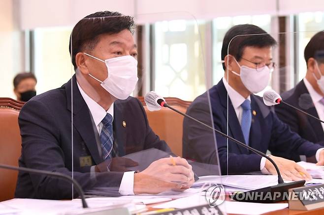 답변하는 김홍희 해양경찰청장 (서울=연합뉴스) 진성철 기자 = 김홍희 해양경찰청장이 8일 국회에서 열린 농림축산식품해양수산위원회의 해양수산부에 대한 국정감사에서 의원들의 질의에 답변하고 있다. 2020.10.8 zjin@yna.co.kr