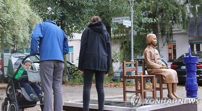 베를린 거리에 설치된 소녀상 비문을 읽는 시민들 (베를린=연합뉴스) 이광빈 특파원 = 지난 25일(현지시간) 독일 수도 베를린에 설치된 '평화의 소녀상'에 쓰인 비문을 지나가던 시민들이 읽고 있다. 2020.9.27 lkbin@yna.co.kr