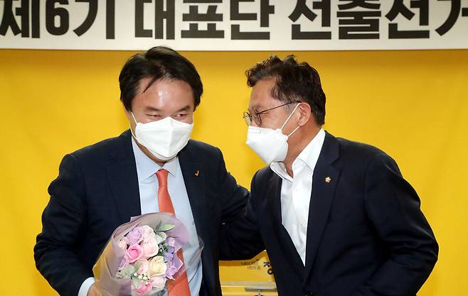 정의당 새 대표로 선출된 김종철 신임 대표(왼쪽)가 9일 오후 서울 여의도 당사에서 열린 결과 발표 행사에서 배진교 후보의 축하를 받고 있다. 김경호 선임기자 jijae@hani.co.kr