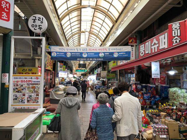 지난 6일 오후 인천 중구 개항장 거리 인근 신포국제시장 모습. 이환직 기자
