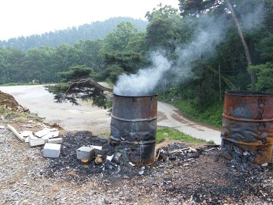 다이옥신은 쓰레기를 태울 때 발생한다. 중앙포토