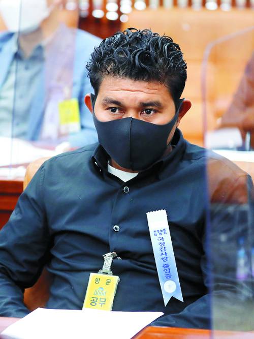 동티모르 출신 이주노동자 코레이아 아폴리나리오씨가 8일 국회에서 열린 고용노동부 국정감사에 출석해 전북 군산 앞바다 섬 개야도에서 노예처럼 지내다 탈출한 과정을 증언하고 있다. 국회사진기자단