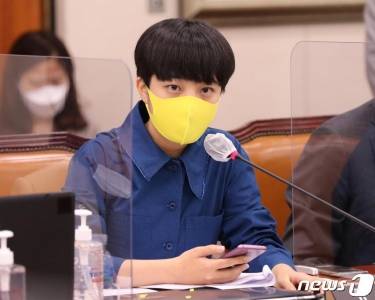 파란색 점프슈트를 입고 국정감사에 참석해 발언하는 류호정 정의당 의원. /사진=뉴스1