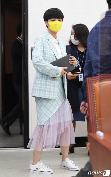 류호정 정의당 의원이 8일 오전 서울 여의도 국회에서 열린 긴급 의원총회에 참석하고 있다. /사진=뉴스1