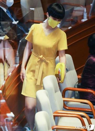 류호정 정의당 의원이 노란색 원피스를 입고 17일 대정부질문에 참석하고 있다. /사진=뉴스1
