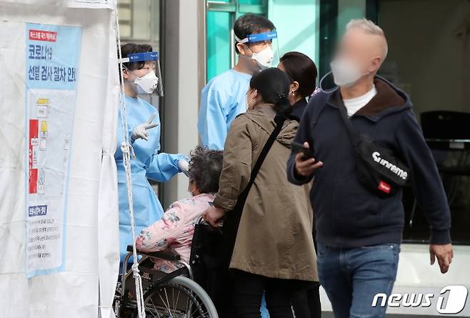 (서울=뉴스1) 김진환 기자 = 9일 오전 서울 중구 국립중앙의료원에 마련된 선별진료소에서 시민들이 신종 코로나바이러스 감염증(코로나19) 진단 검사를 받기 전 의료진의 안내를 받고 있다. 질병관리청 중앙방역대책본부는 9일 0시 기준으로 국내 신종 코로나바이러스 감염증(코로나19) 신규 확진자가 전날 69명보다 15명 감소한 54명 발생했다고 밝혔다. 2020.10.9/뉴스1 <저작권자 ⓒ 뉴스1코리아, 무단전재 및 재배포 금지>