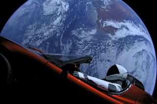2018년 2월 6일 지구를 떠난 스페이스X사의 스타맨 마네킹과 일론 머스크의 테슬라 전기 스포츠카 로드스터. 뒤로 지구가 보인다.(사진= © SpaceX)