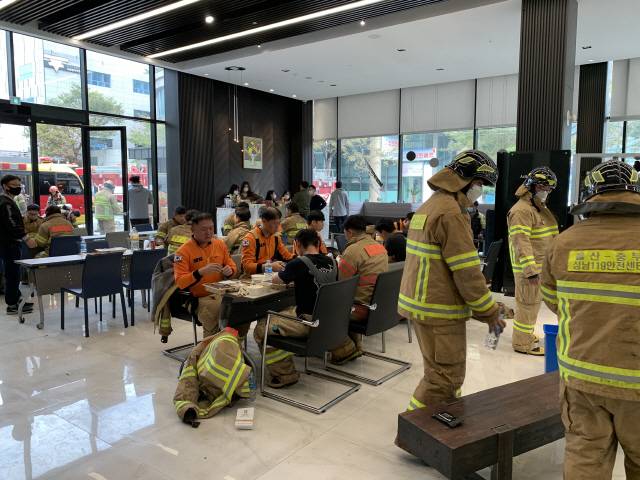 9일 오전 울산 남구 달동 벤츠 딜러사 스타자동차 영업점에서 삼환아르누보 화재를 진압하던 소방관들이 식사를 하고 있다./사진제공=스타자동차