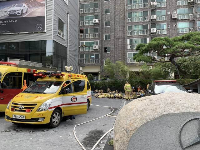 9일 오전 울산 남구 달동 벤츠 딜러사 스타자동차 영업점에서 삼환아르누보 화재를 진압하던 소방관들이 휴식을 취하고 있다./사진제공=스타자동차
