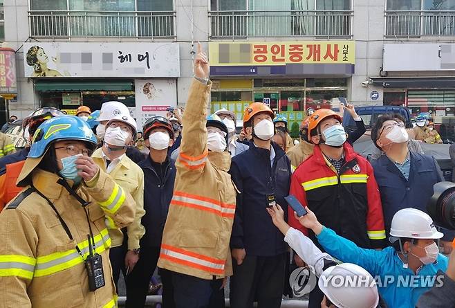 울산 남구 주상복합아파트 화재현장 점검 (서울=연합뉴스) 정문호 소방청장(오른쪽 네 번째)과 진영 행정안전부 장관(오른쪽 세 번째)이 9일 오전 울산 남구 주상복합아파트 화재 현장을 점검하고 있다. 2020.10.9       [소방청 제공. 재판매 및 DB 금지] photo@yna.co.kr