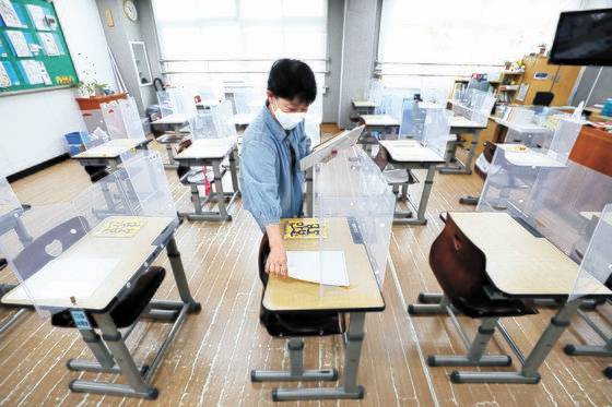 노원구 서울태랑초등학교 3학년 5반 교실에서 담임 교사가 아이들의 수업 준비를 하고 있다. 뉴스1