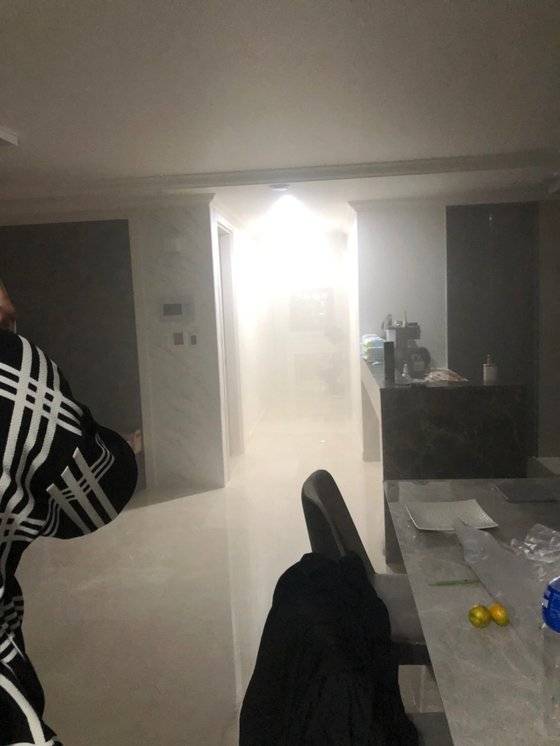 지난 8일 화재가 발생한 울산 남구의 주상복합 아파트 29층 집 내부. 거실에 연기가 자욱하다. [사진 독자]