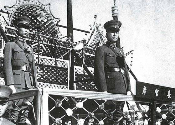 중국은 나라가 크다 보니 일본과 내통한 정권도 많았다. 1933년 3월, 자치정부 선포식에 참석한 인루겅. 일본 패망 후 총살로 삶을 마감했다. [사진 김명호]