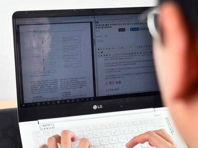 '과학기술 기계학습 데이터 구축 사업'에 참여한 기자가 지난달 29일 PDF 형태의 논문을 인공지능이 학습할 수 있는 HTML 형식의 데이터로 구축하는 작업을 하고 있다. 윤성호 기자