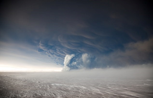 2011년 아이슬란드 그림스뵈튼 화산이 폭발했을 당시 폭발로 발생한 연기가 멀리 뻗어나가는 모습(AP 연합뉴스)