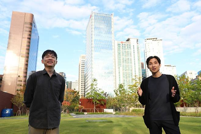 서울시 ‘포스트 코로나 건축 아이디어 공모’ 젊은 건축가 부문 대상작 ‘공적 공중 공원’을 만든 송재욱(왼쪽), 정평진 건축가가 지난달 24일 서울 중구 서소문역사공원에서 작품에 대해 이야기하고 있다. 강창광 선임기자 chang@hani.co.kr