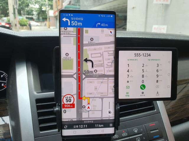 운전 중 내비게이션 앱을 사용하는 동시에 세컨드 스크린을 통해 전화를 걸거나 받는 것이 가능하다. 김성훈 기자
