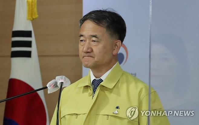 브리핑 참석하는 박능후 장관 [연합뉴스 자료 사진]