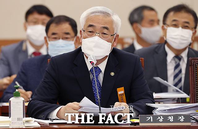 김종석 기상청장이 12일 국회에서 열린 환경노동위원회의 기상청 등에 대한 국정감사에서 의원 질의에 답변하고 있다. /국회=이새롬 기자