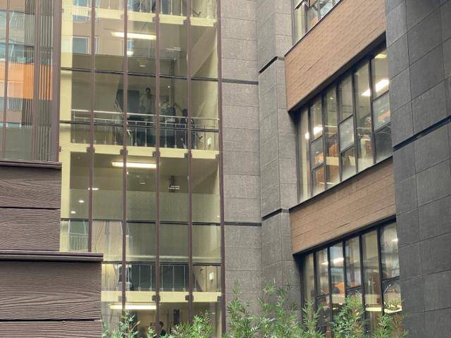 서울시 서초구 서초동 강남대성학원에서 학생들이 쉬는 시간이 되자 계단으로 이동하고 있다. 우태경 기자