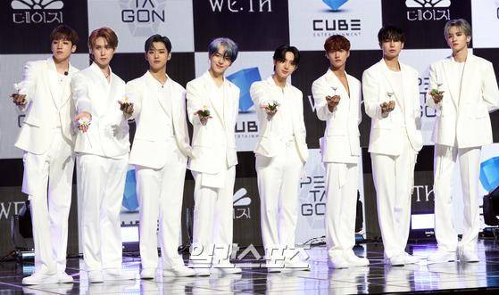 그룹 펜타곤(PENTAGON)이 12일 오후 서울 용산구 한남동 블루스퀘어 아이마켓홀에서 미니 10집 'WE:TH' 발매 기념 미디어쇼케이스를 열었다. 펜타곤(진호, 후이, 홍석, 신원, 여원, 옌안, 유토, 키노, 우석) 멤버들이 포토타임에서 포즈를 취하고 있다. 김진경 기자 kim.jinkyung@jtbc.co.kr/2020.10.12/