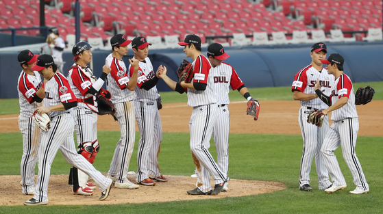 The LG Twins celebrate after picking up a win against the NC Dinos at Jamsil Baseball Stadium in southern Seoul on Sunday. [NEWS1]