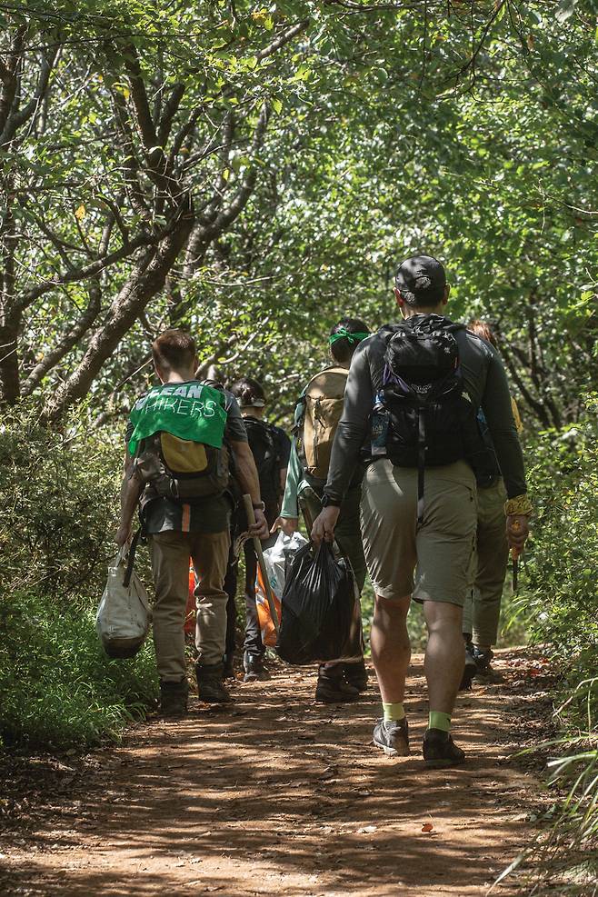 한가득 쓰레기를 들고 걷고 있는 클린하이커스. 클린백이 무거워질수록 마음과 발걸음은 더 가벼워진다.
