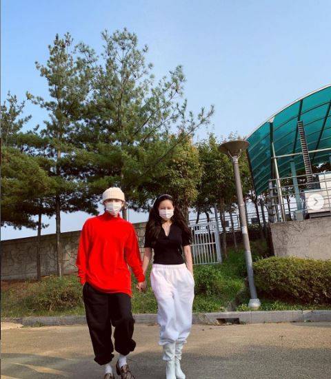 '현아♥' 던, 새 앨범 '던디리던' 발매 후 SNS서 사랑스러운 커플 사진 공개
