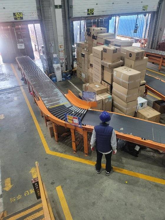 13일 CJ대한통운 용인허브터미널에서 작업자가 군청색 안전모를 쓰고 근무하고 있다. 사진 CJ대한통운