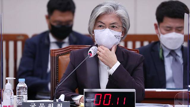 강경화 외교부 장관이 7일 국회에서 열린 외교통일위원회 국정감사에서 의원 질의를 듣고 있다. 〈연합뉴스〉