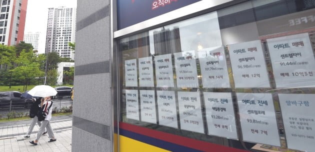 최근 전세값이 급등하고 있는 경기 하남시 일대 아파트 주변의 공인중개업소 전경. /한경DB