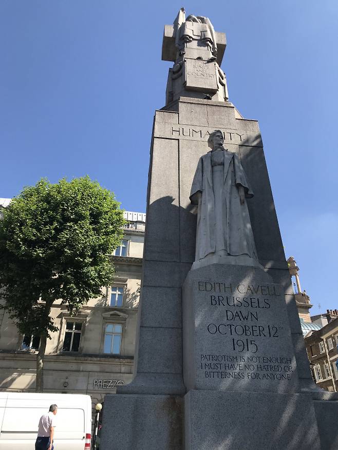 2015년 런던 트래펄가 광장에 세워진 간호사 이디스 카벨의 기념비. 하얀 대리석으로 만든 카벨의 조각상은 남성적 권위와 군사적 위용을 뽐내는 광장의 다른 영웅상들과 차별화된다.  김영주 교수 제공