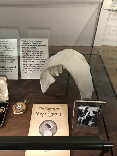 독일군의 잔인함을 여성의 몸에 대한 폭력으로 나타낸 포스터(위 사진)와 영국 임페리얼 전쟁박물관에 전시된 카벨의 유품들.  김영주 교수 제공