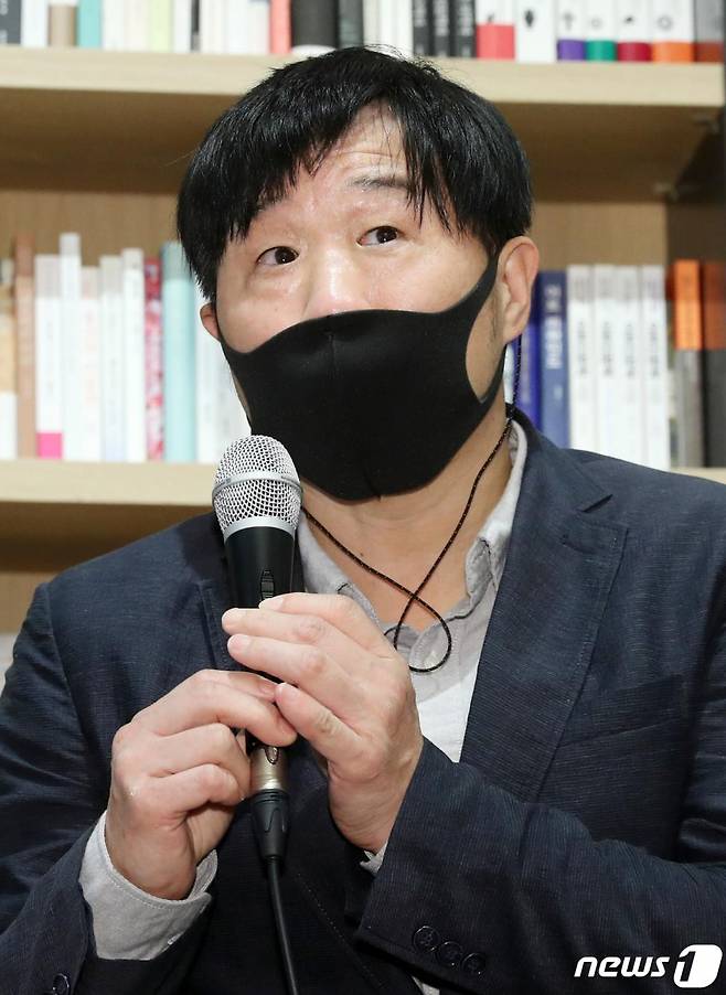 서민 단국대 의대 교수가 25일 오후 서울 강남구 최인아책방에서 열린 '한번도 경험해보지 못한 나라(조국흑서) 저자 간담회'에서 발언을 하고 있다. /사진=뉴스1