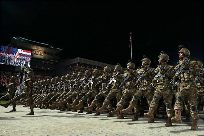 10일 열린 북한 노동당 창건 75주년 기념 열병식에서 공개된 북한군 특수부대원들의 모습. 그간 북한군이 주로 신었던 단화 등과 달리 현대적인 형태의 전투화를 신은 모습이 눈에 띈다.(사진=뉴스1 제공)