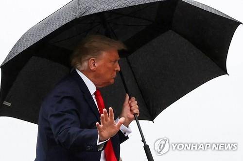 마스크 안 쓰고 대통령 전용기 탑승하는 트럼프 [로이터=연합뉴스]