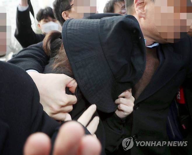 1심에서 집행유예 받은 홍정욱 딸 홍모씨 홍정욱 전 한나라당(자유한국당 전신) 의원의 딸 홍모양이 지난해 12월 10일 인천시 미추홀구 인천지방법원에서 열린 1심 선고 공판을 마친 뒤 법원 건물을 나오는 모습. [연합뉴스 자료사진]