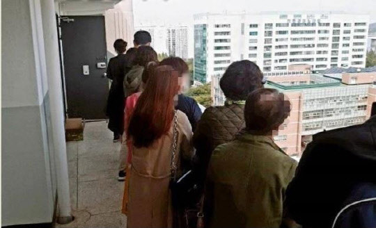 전셋집을 보기 위해 대기하고 있는 수요자들의 모습. 



인터넷 부동산 카페 제공