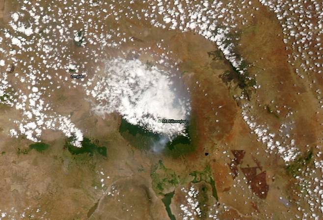 12일 촬영한 킬리만자로산 위성사진에 화재로 인한 연기가 보인다. 로이터=연합뉴스