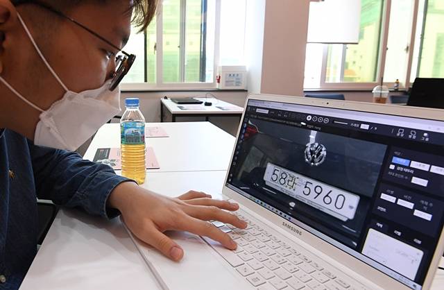한 발달장애인이 지난 7일 서울 송파구 AI 데이터 전문기업 데이터큐 사무실에서 차량 번호판 숫자와 문자를 구별해 입력하는 작업을 하고 있다. 권현구 기자
