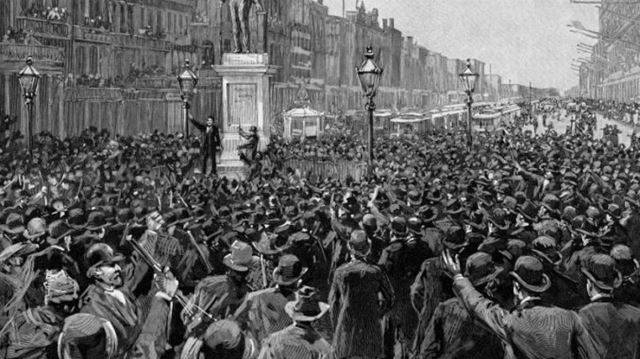 1891년 3월 미국 뉴올리언스시 광장에 모인 군중을 묘사한 신문 삽화. 8000여명의 군중은 경찰서장 살해혐의로 재판을 받은 이탈리아인 11명이 무죄를 선고받자 이들에 대한 단죄를 요구했다. "데고(Dago·이탈리아 등 남유럽인에 대한 속어)의 목을 매라" 같은 구호를 외치던 군중은 무장한 자경단을 앞세우고 급기야 교도소를 습격한다. 자경단은 수감돼있던 이탈리아인 11명을 찾아 모두 살해했다. 이밖에 1899년 루이지애나에서도 이탈리아인 5명이 집단 린칭으로 사망하는 등 1880년부터 1920년까지 모두 49명의 이탈리아인이 집단 린칭으로 목숨을 잃었다. 푸른역사 제공