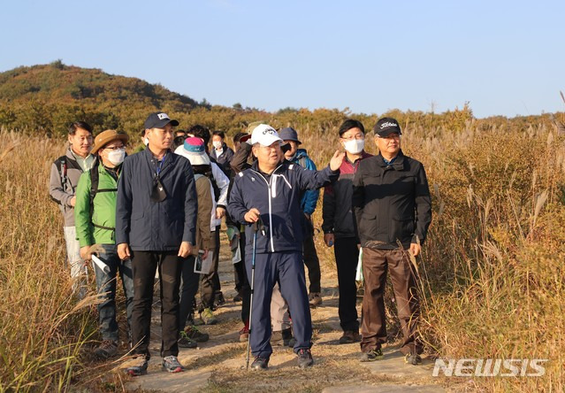 [밀양=뉴시스] 안지율 기자 = 경남 밀양시는 14일 국내 최대 억새군락지와 고산 습지를 품은 재약산 사자평 억새밭 일원에서 박일호 시장 주재의 '찾아가는 현장 간부회의'를 하고 있다.(사진=밀양시 제공) 2020.10.14. photo@newsis.com