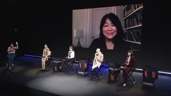 13일 오후 온라인으로 진행된 '블랙핑크: 세상을 밝혀라' 제작발표회 현장. 왼쪽부터 MC 박경림, 블랙핑크 지수, 제니, 로제, 리사. 캐롤라인 서 감독은 화상으로 참여했다. (사진=넷플릭스 제공)